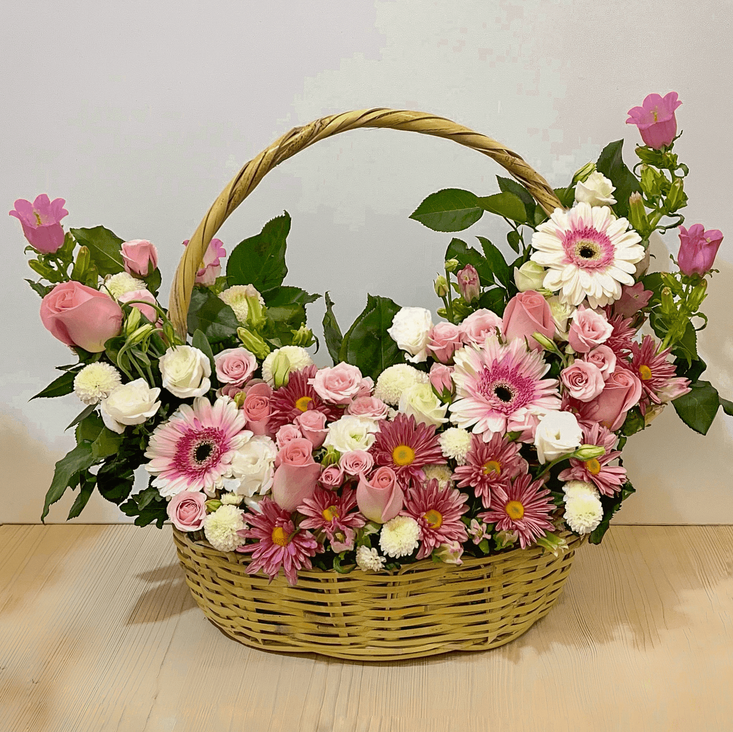 Canasta de Gerberas y Rosas – Dulzura y Encanto