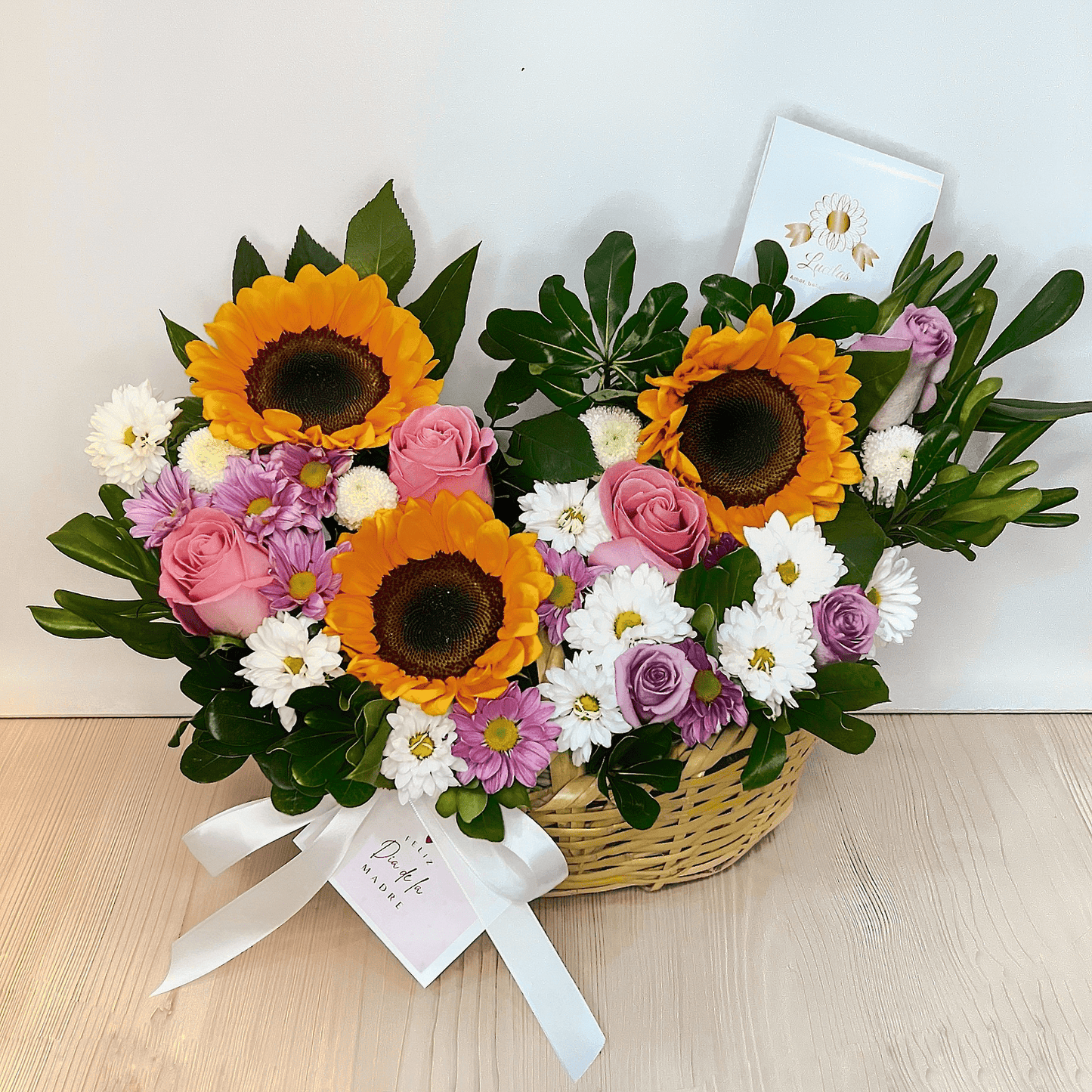 CANASTA DE GIRASOLES Y ROSAS