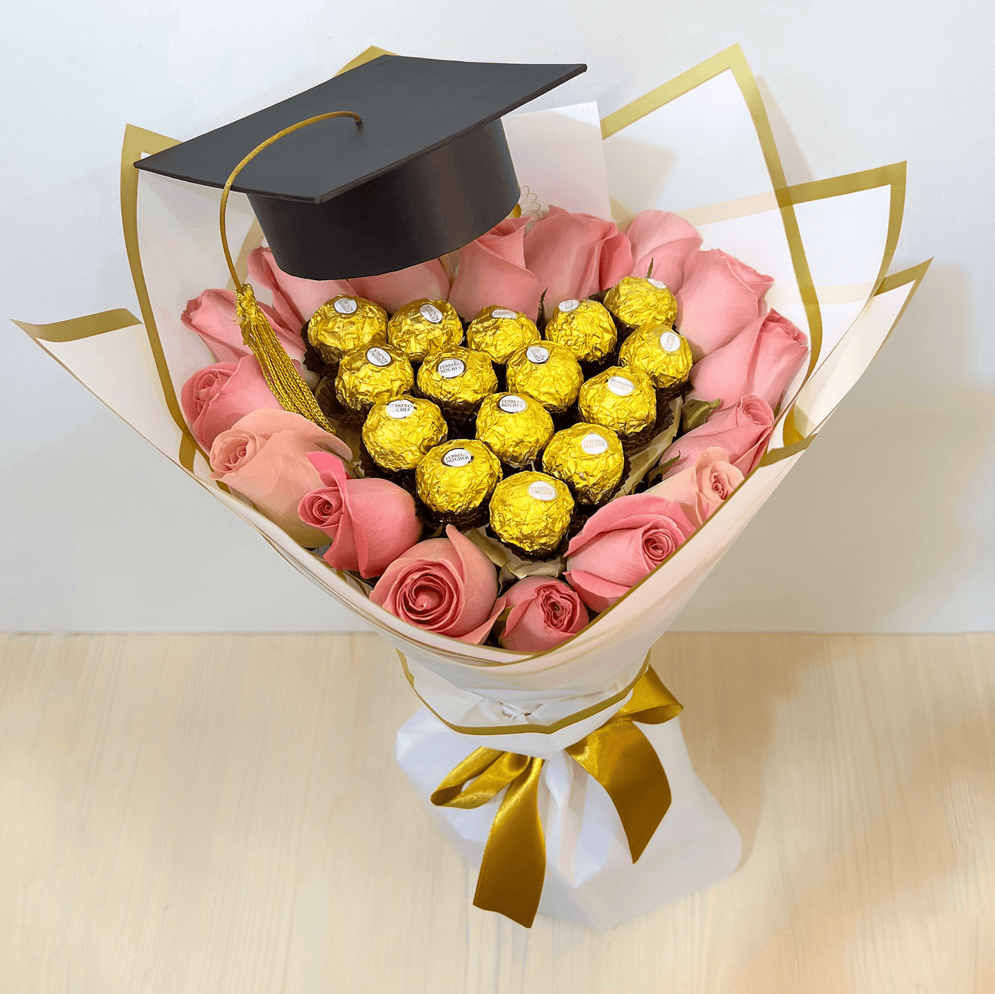 Ramo de Graduación con Rosas y Chocolates – Orgullo y Dulzura