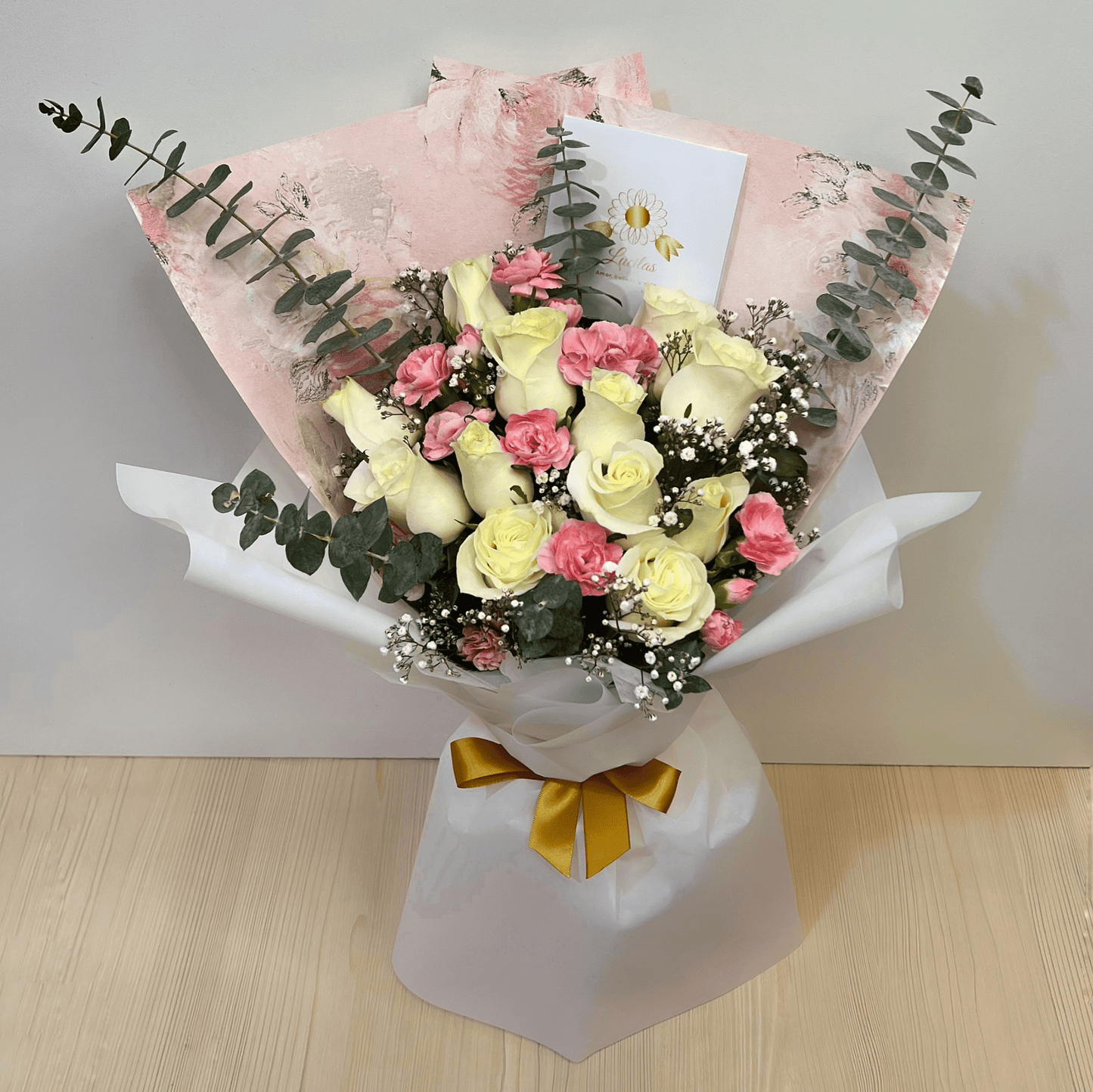 Ramo de Rosas Blancas y Rosadas – Dulzura y Elegancia