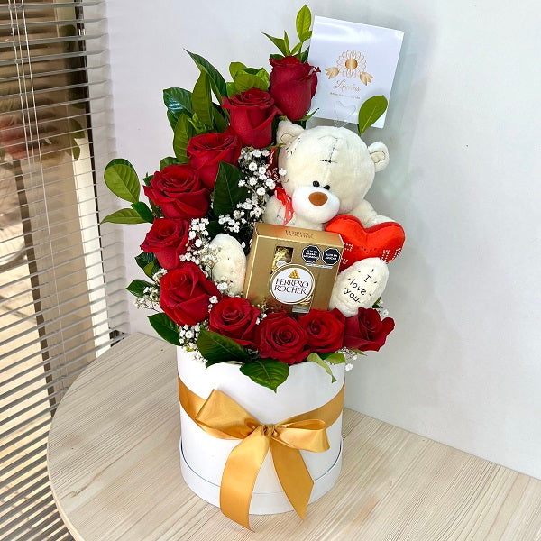 Arreglo Floral con Peluche y Chocolates