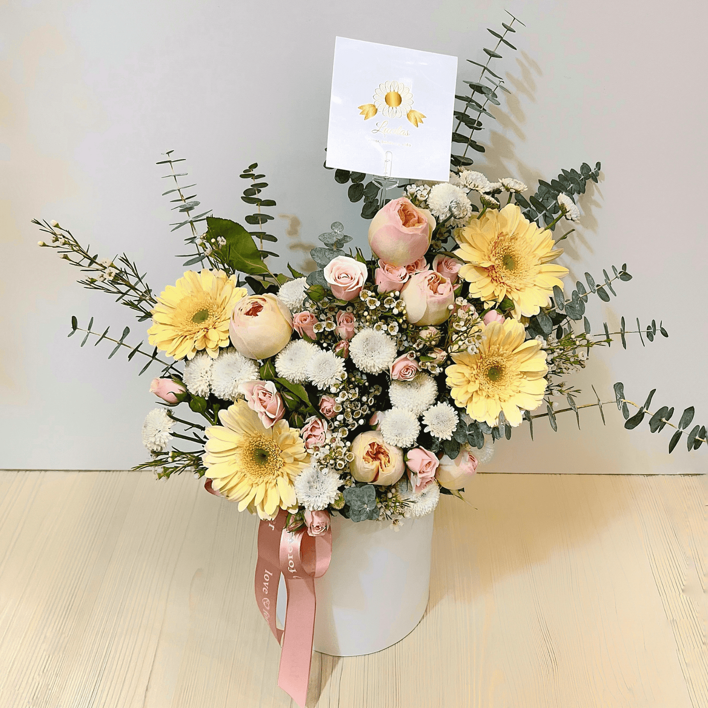 Box Floral Premium con Gerberas y Rosas – Luz y Elegancia