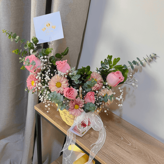 Canasta Floral Rosas Rosadas – Dulzura y Encanto Natural