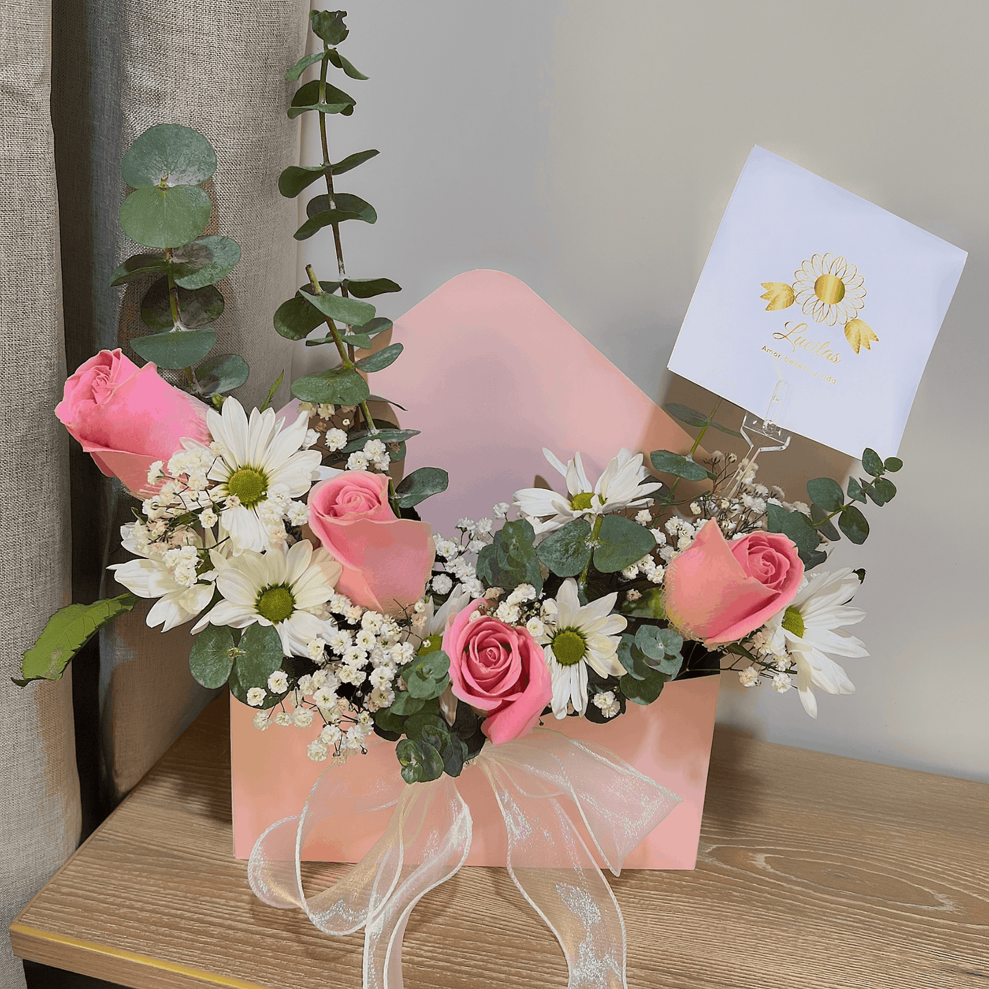 Sobre Floral de Rosas Rosadas y Margaritas – Dulzura en Flor