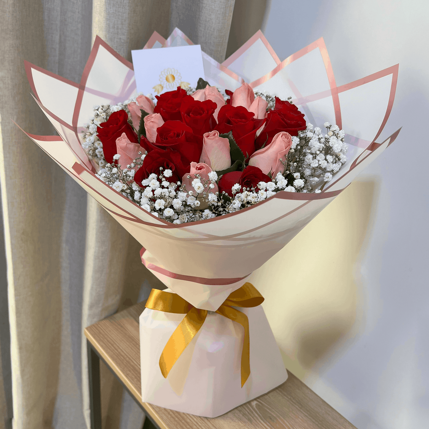 🌹 Ramo de 24 Rosas Rojas y Rosadas – Amor que Nos Une