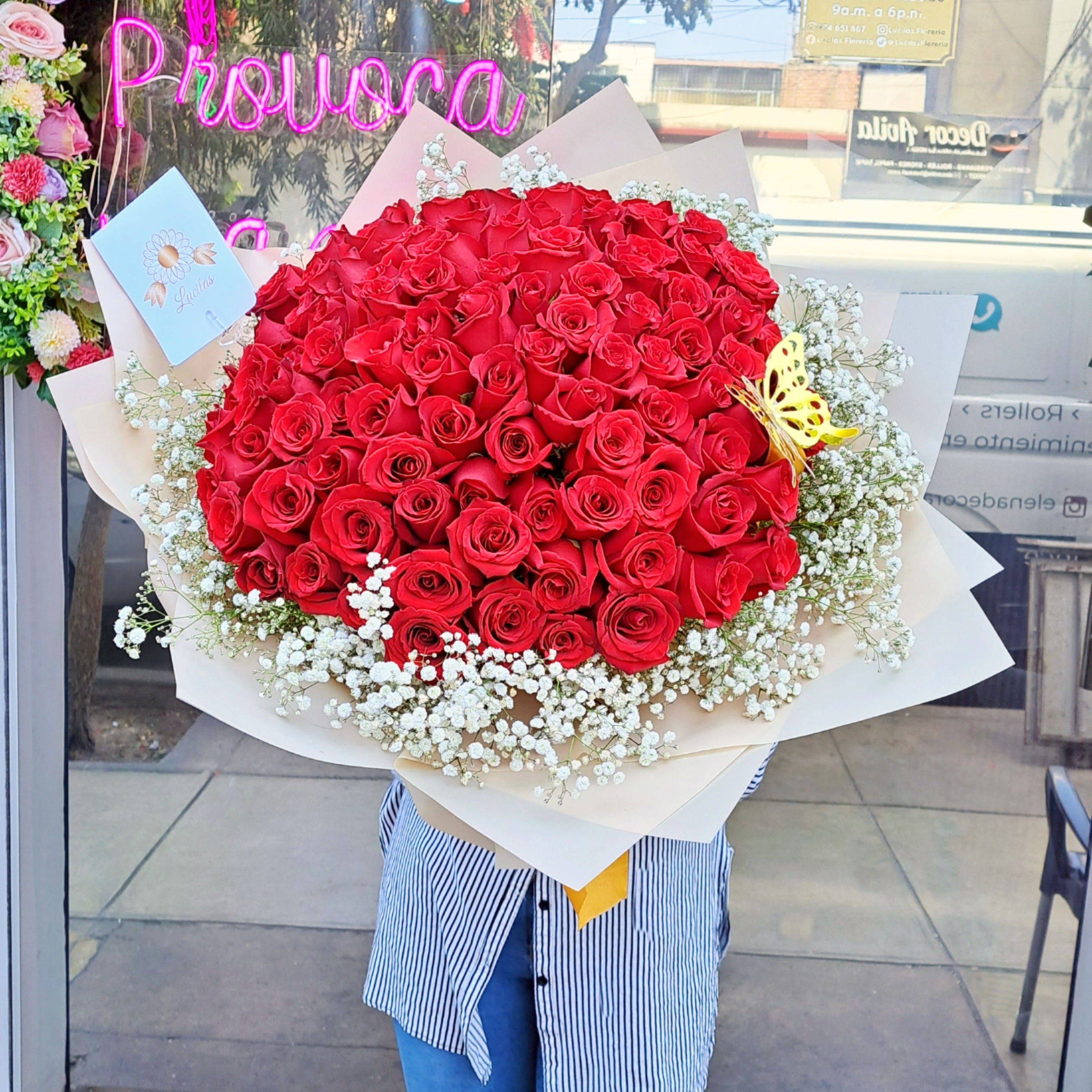 100 Count Ramo Ramo Buchón 100 rosas en Lima | Lucilas Florería – Florería Lucilas