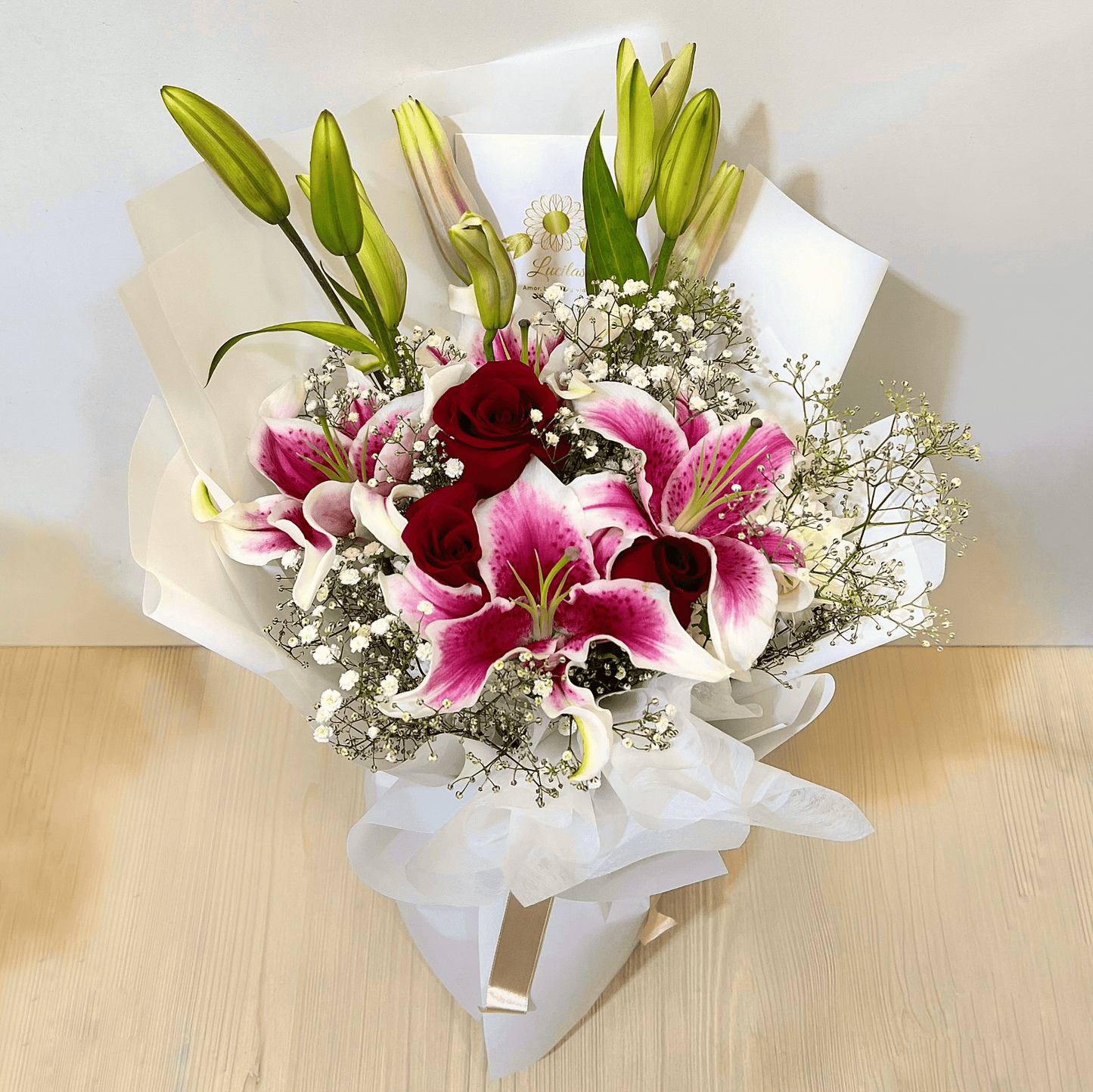 Ramo de Lirios y Rosas – Elegancia y Amor