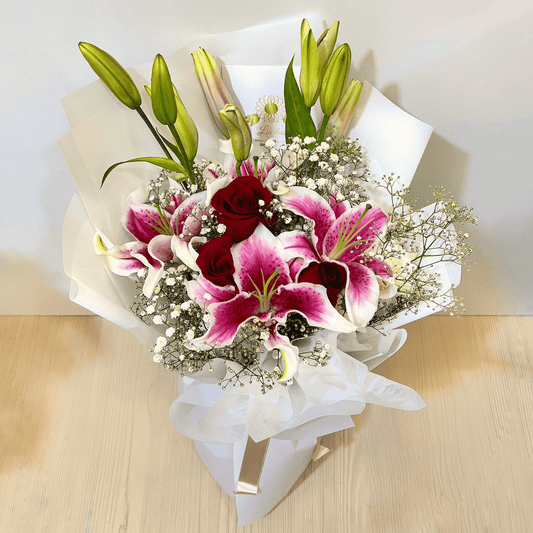Ramo de Lirios y Rosas – Elegancia y Amor