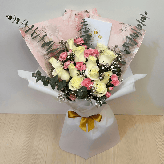 Ramo de Rosas Blancas y Rosadas – Dulzura y Elegancia
