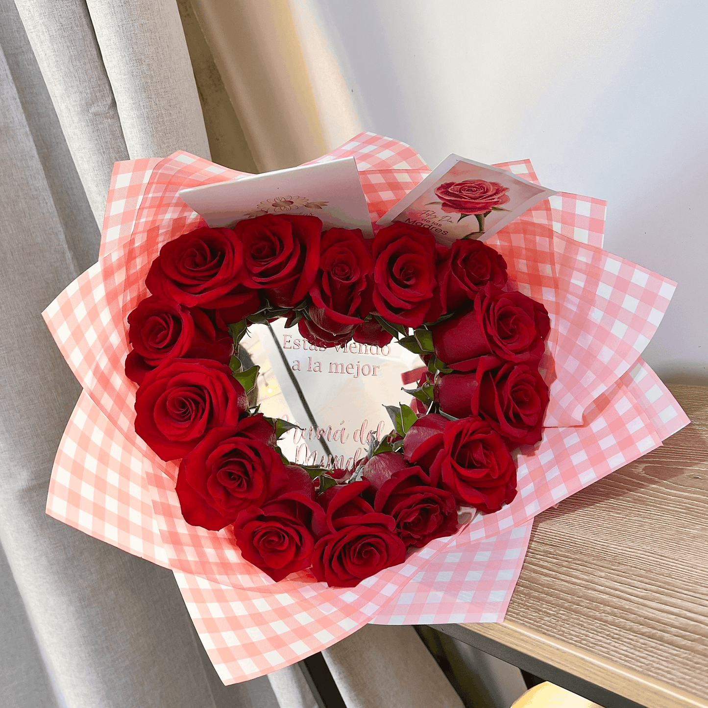 Ramo Corazón de Rosas Rojas con Espejo – Un Amor que se Refleja